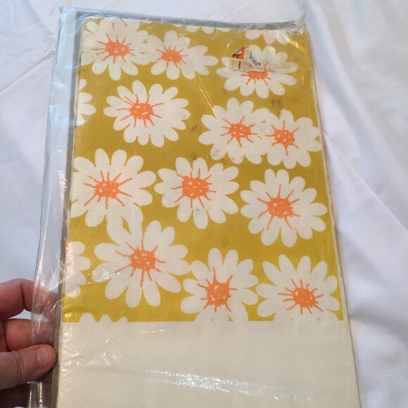 Vintage Reeds Westvaco Daisy Pattern 54" x 88" Tablecloth NOS - Picture 1 of 5